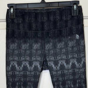 THE NORTH FACE Cropped Leggings Print Athletic Yoga Black Women sz XS